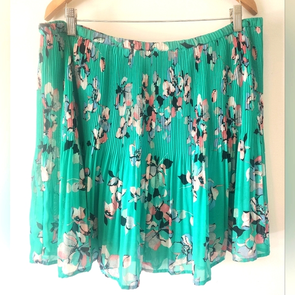 Elle Floral Green Pleated Skirt Size Large - Picture 1 of 7